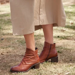 EOS Footwear Ankle Boots>ROBBI