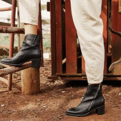EOS Footwear Ankle Boots>SERAPHIN LEATHER ZIP ANKLE BOOTS
